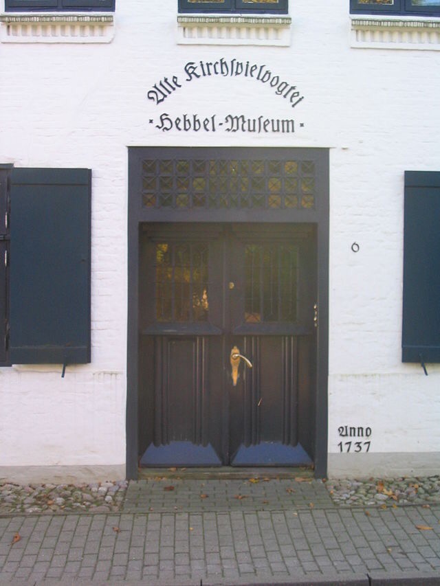 Der Eingang des Hebbelmuseums in Wesselburen